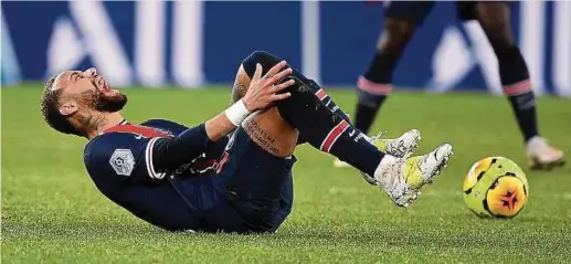  ?? Foto: AFP ?? Gegen Lyon verletzt sich Neymar. Für die Champions-League-Duelle mit seinem Ex-Verein FC Barcelona dürfte er wieder fit sein.