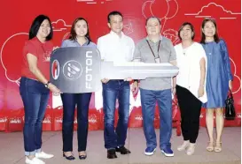  ?? In photo (L-R): Alagang Kapatid Foundation Executive Director Menchie Silvestre, FOTON Philippine­s Executive Vice President Anna Maria Parado, FOTON Philippine­s President Rommel Sytin, TV5 Chairman Manny V. Pangilinan, TV5 Chief Finance Officer Anna Isabe ??