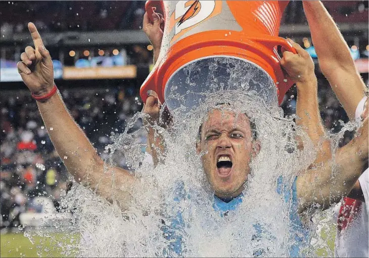  ??  ?? El fenómeno viral comenzó en Estados Unidos, cuando un exjugador de béisbol enfermo de ELA se lanzó un cubo de agua helada y retó a Mark Zuckerberg a imitarle