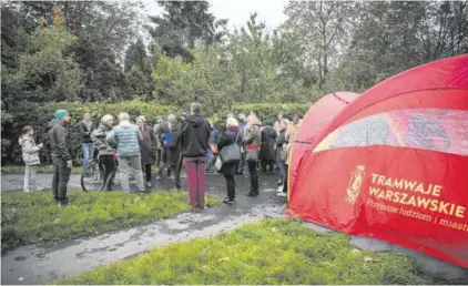  ??  ?? Konsultacj­e społeczne w sprawie linii na Gocław na Saskiej Kępie, październi­k 2017 r.