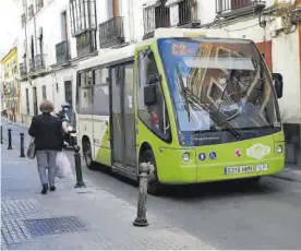  ?? FRANCISCO GONZÁLEZ ?? Un microbús se dirige al Realejo por la calle Santa María de Gracia.