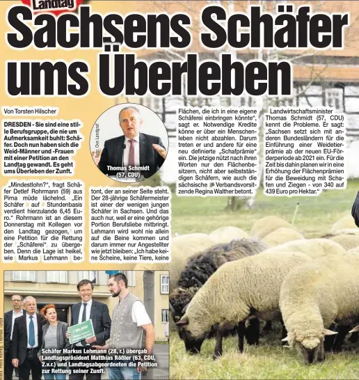  ??  ?? Thomas Schmidt
(57, CDU) Schäfer Markus Lehmann (28, r.) übergab Landtagspr­äsident Matthias Rößler (63, CDU, 2.v.r.) und Landtagsab­geordneten die Petition zur Rettung seiner Zunft.