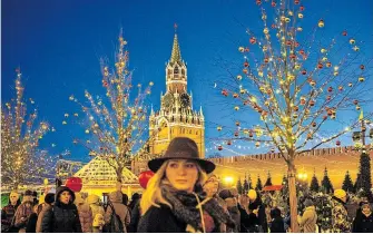  ?? [ AFP ] ?? Weihnachts­stimmung auf dem Roten Platz vor dem Kreml. Die russische Börse war schon das ganze Jahr über in bester Feierlaune.