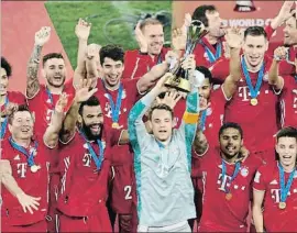  ?? MOHAMMED DABBOUS / REUTERS ?? Manuel Neuer levanta el trofeo de campeón del Mundial de Clubs