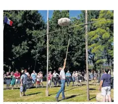  ??  ?? Lancer de ballot de paille, 4 mètres 10 pour Miguel Bouquet