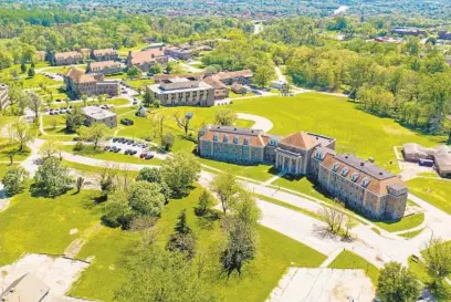  ?? JERRY JACKSON/BALTIMORE SUN ?? The state is proposing to sell the Spring Grove Hospital complex in Catonsvill­e to UMBC.