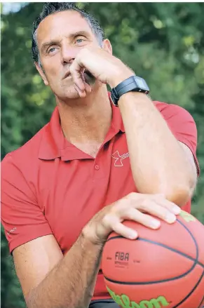  ?? FOTO: UWE MISERIUS ?? Keiner, der das Rampenlich­t als Trainer sucht: Basketball-Größe Hansi Gnad beim Gespräch in Leverkusen.