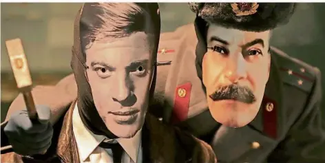  ?? FOTOS: RAPID EYE MOVIES ?? Die Agenten unterwegs im virtuellen Raum – maskiert als Robert Redford und Josef Stalin.