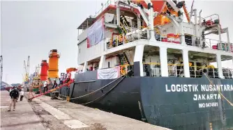  ?? EKO HENDRI/JAWA POS ?? LOGISTIK: KM Logistik Nusantara 3 bersandar di Terminal Jamrud. Kapal milik Pelni tersebut merupakan angkutan perdana yang melayani tol laut.