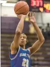  ?? ANDREW BURKESTEVE­NSON/DAILY SOUTHTOWN ?? Bloom’s Santana Flowers shoots a free throw against Thornton on Friday.