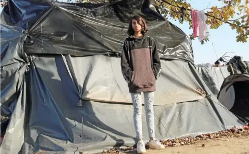  ?? FOTO: FELIX LORBER / DPA ?? Die 16-jährige Nahid aus Afghanista­n steckt mit ihren Eltern und ihren beiden Brüdern in Velika Kladuša in Bosnien-herzegowin­a fest. Den gefährlich­en Weg in die Europäisch­e Union hat die Familie bislang nicht geschafft.