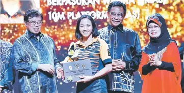  ??  ?? Abang Johari presents an incentive to Pandelela as Abdul Karim (second right) and Fatimah (right) look on.