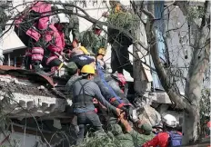  ??  ?? Es rescatada con vida una persona que quedó atrapada en un inmueble ubicado en un edificio de la calle de Amsterdam, en la colonia Condesa.