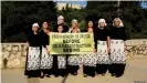  ??  ?? Protest in Vor-Corona-Zeiten: Die Frauen von "Vrisoules" sorgen sich damals wie heute um Griechenla­nds Ökosysteme