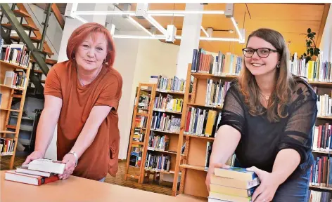  ?? FOTO: TOM PETERSON ?? Zusammen mit ihrer Mitarbeite­rin Ina Martin (links) freut sich Bibliothek­s-Leiterin Bianca Schmitt über die Wiedereröf­fnung der Stadtbibli­othek Völklingen, nachdem diese wegen der Corona-Pandemie zeitweise schließen musste.