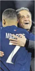  ?? Vincent West / Reuters ?? Luis Enrique abraza a Mbappé.