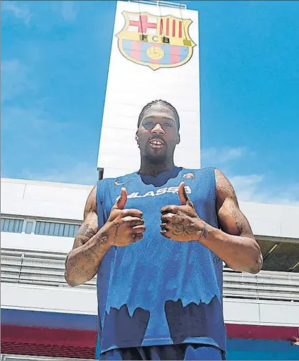  ?? FOTO: MIGUEL RUIZ (FCB) ?? Reynolds posando en el exterior de la Ciutat Esportiva. El pívot americano se incorporó ayer a los entrenamie­ntos del Barça