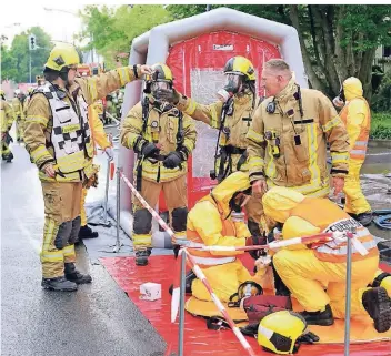  ?? RP-ARCHIVFOTO: ACHIM BLAZY ?? Immer wieder trainiert die Feuerwehr einzelne Szenarien. So wurde simuliert, dass Chlorgas am Hallenbad ausgetrete­n sei.