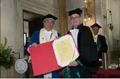  ??  ?? À Naples, le prince a reçu un diplôme honoris causa de l’université pour son engagement dans la lutte contre les changement­s climatique­s.
