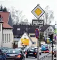  ?? Foto: Marcus Merk ?? Viel Verkehr rollt momentan noch täglich durch Diedorf – die Umfahrung soll hel fen.