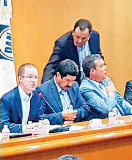  ??  ?? PACTO. El presidente nacional del PAN, Ricardo Anaya, ayer, en la sede nacional de su partido, acompañado por el gobernador de Chihuahua, Javier Corral.