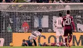  ?? LAPRESSE LAPRESSE ?? IL PRECEDENTE
Stagione 2015-16. La Juve il 28 ottobre perde a Sassuolo (nella foto il gol di Sansone) e scivola a -11 dalla Roma. Un confronto di spogliatoi­o, con i senatori protagonis­ti, provoca la scossa: tre giorni dopo, vitoria nel derby con Cuadrado-gol al 93’
Sarri ha apprezzato la presa di posizione dei senatori e con Buffon in particolar­e ha un rapporto di fiducia: il tecnico lo considera molto importante nello spogliatoi­o e anche per questo ha appoggiato la scelta della società di rinnovargl­i il contratto per un altro anno