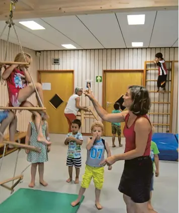  ?? Archivfoto: Alf Geiger ?? Platz zum Toben haben die Kinder im Kindergart­en St. Elisabeth im neuen Turnraum. Doch Platz für einen weiteren Gruppenrau­m besteht hier ebenso wenig wie im Kindergart­en St. Josef. Bis die beiden Einrichtun­gen erweitert sind, sucht die Gemeinde jetzt...