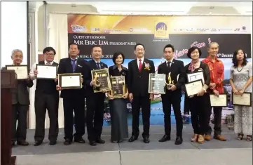  ??  ?? Lim (sixth left) poses with recipients of various MIEA awards and certificat­es at the dinner on Friday. Ting is at fourth left.