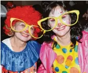  ??  ?? Diese beiden Clown Damen hatten zweifelsoh­ne den richtigen Durchblick.