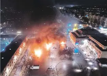  ??  ?? Žhavá noc na předměstí Letecký záběr na část předměstí švédské metropole Rinkeby, kde během noci probíhaly násilné nepokoje. Předměstí je z více než 60 procent obýváno přistěhova­lci.