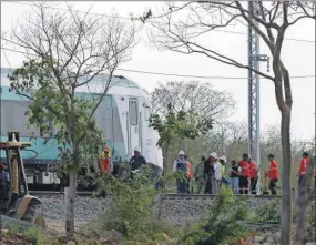  ?? ?? Integrante­s del movimiento Sélvame del Tren señalaron que el descarrila­miento fue “por la corrupción”