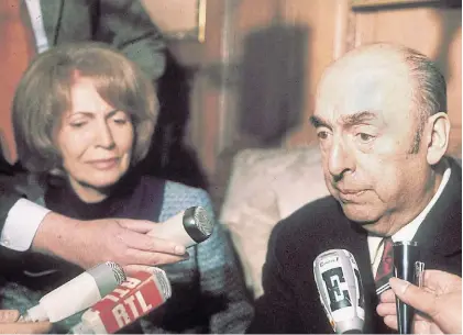  ?? AFP ?? Galardón. Neruda, junto a su mujer Matilde, en París, habla con la prensa en 1971 luego de ganar el Nobel.