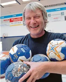  ?? Foto: Siegfried Kerpf ?? Gut gelaunt geht Trainer Herbert Vornehm mit den Handballfr­auen des TSV Haun stetten in die Drittliga Saison.