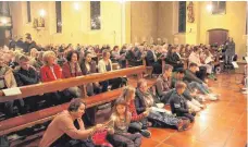  ?? FOTO: PRIVAT ?? Zahlreiche Christen waren am Sonntagabe­nd zur „Nacht der Lichter“in die Pfarrkirch­e St. Peter und Paul gekommen.