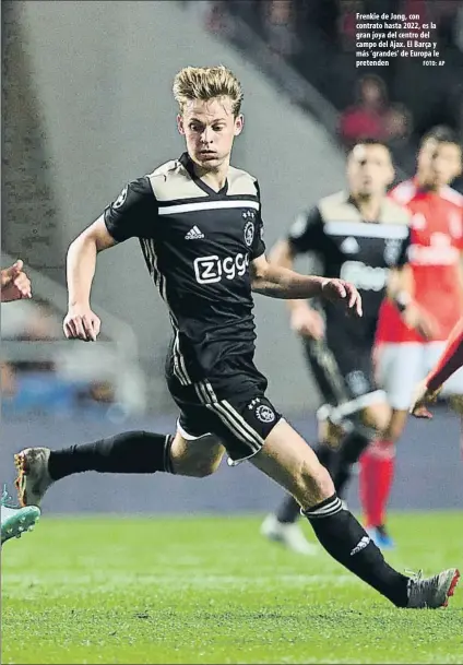  ?? FOTO: AP ?? Frenkie de Jong, con contrato hasta 2022, es la gran joya del centro del campo del Ajax. El Barça y más ‘grandes’ de Europa le pretenden