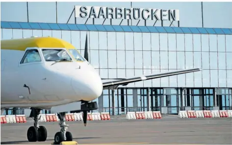  ?? ARCHIVFOTO: OLIVER DIETZE ?? Mehr als 13 Stunden mussten Passagiere am Saarbrücke­r Flughafen auf den Start ihrer Maschine nach Las Palmas warten.