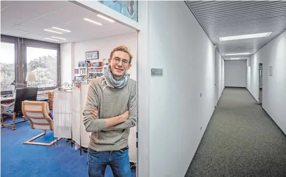  ?? FOTO: HANS-RUDOLF SCHULZ ?? Studentenz­immer im Büro – initiiert vom Münchner Start-up Guardisto Leerstands­management. Hier können Studenten für relativ wenig Geld eine begrenzte Zeit in leer stehenden Büroimmobi­lien wohnen. Ihre Aufgabe: Kontrollgä­nge und Schäden notieren sowie...