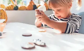  ?? GETTY IMAGES GETTY IMAGES ?? Keep the kids' table busy on Thanksgivi­ng after the meal with cookie decorating.