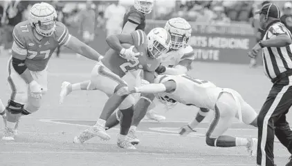  ?? MICHAEL LAUGHLIN / SOUTH FLORIDA SUN SENTINEL PHOTOS ?? TOP: Miami’s Tyler Van Dyke looks to throw the ball during Saturday’s spring game at DRV PNK Stadium. ABOVE: Miami’s Thaddius Franklin Jr. runs with the ball Saturday.