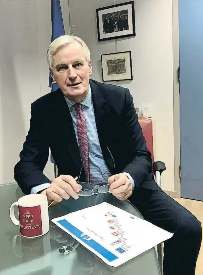  ?? BEATRIZ NAVARRO ?? Michel Barnier, en su despacho, con una taza que reza: “Keep calm and negociate”