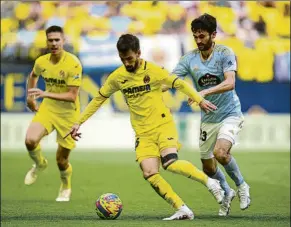  ?? FOTO: GETTY ?? Alex Baena, del Villarreal, conduce el balón frente a Luca de la Torre, jugador del Celta, en una de las jugadas de ataque locales