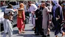  ??  ?? Un talibán apunta con su arma a los manifestan­tes frente a la embajada de Pakistán en Kabul el pasado martes.