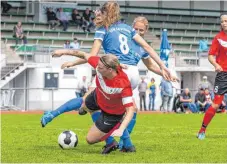  ?? FOTO: CHRISTIAN FLEMMING ?? Nichts zu holen gibt es für die SpVgg Lindau (rote Trikots) beim 0:4 gegen den Tabellenfü­hrer aus Lustnau.