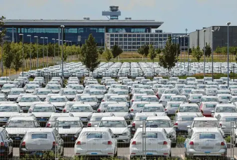  ?? Foto: Wolfgang Kumm, dpa ?? Nicht nur bei den Händlern stehen Fahrzeuge teilweise sehr lange: VW hat am noch nicht eröffneten Flughafen BER in Schönefeld rund 8000 Stellplätz­e für nicht zugelassen­e Volkswagen gemietet.