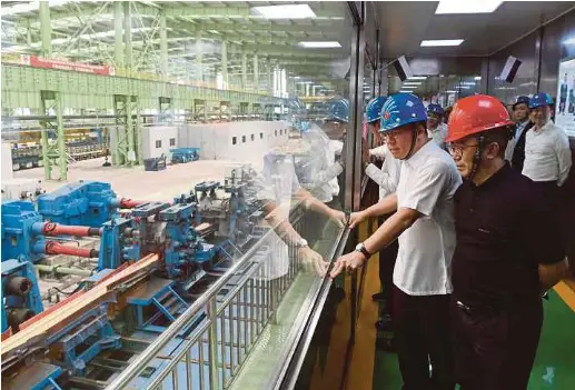  ?? BERNAMA PIC ?? Nga Kor Ming (left) visiting the Alliance Steel (M) Sdn Bhd factory at the Malaysia-China Kuantan Industrial Park in Gebeng, Kuantan, yesterday.