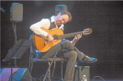  ?? RAFAEL CARMONA ?? José Antonio Rodríguez, durante la interpreta­ción de «El guitarrist­a azul» en 2015