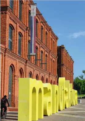  ??  ?? Devenu centre culturel, commercial et récréatif, le complexe postindust­riel Manufaktur­a, ancienne fabrique d’Izrael Poznanski, est le symbole du renouveau de la ville.