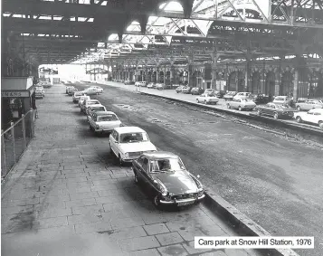  ?? ?? Cars park at Snow Hill Station, 1976