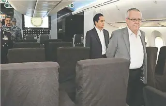  ??  ?? Carlos Urzúa, secretario de Hacienda, en su recorrido por el avión presidenci­al previo al anuncio de la venta.