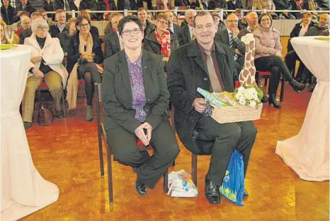  ?? FOTO: BAWA ?? Die neue Leutkirche­r Pfarrerin Tanja Götz mit ihrem Ehemann Bernhard beim Empfang nach der Investitur in der Dreifaltig­keitskirch­e.